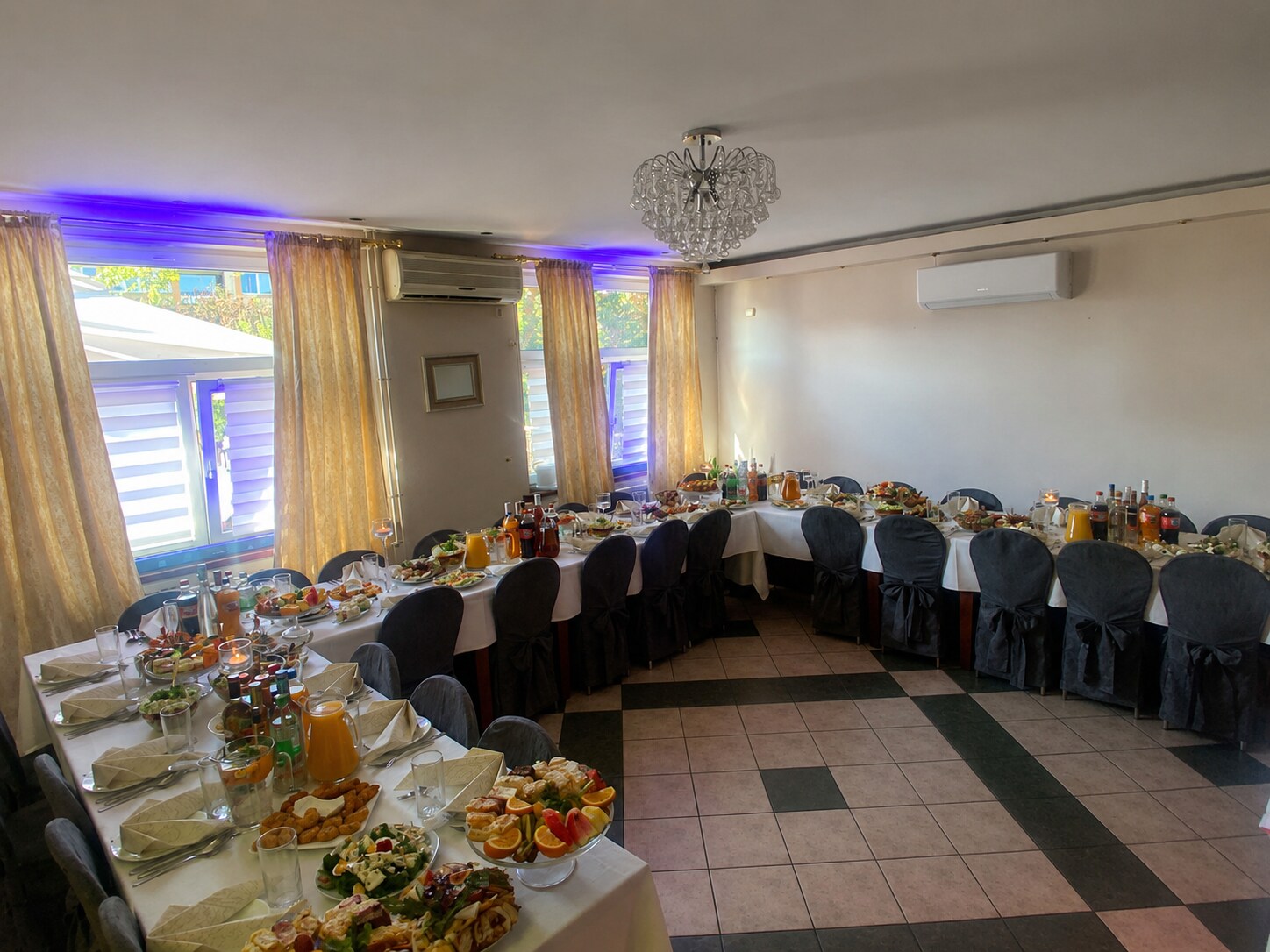 Sala przygotowana na przyjęcie w Żyrardowie